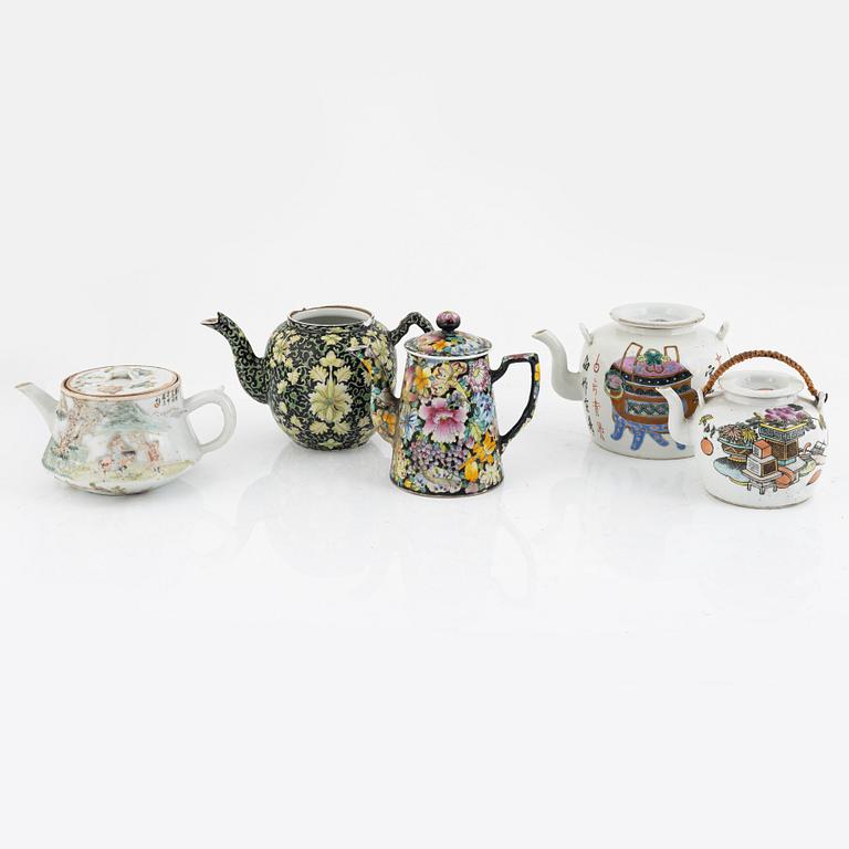 A group of four Chinese porcelain teapots and a coffeepot, late Qing dynasty/20th century.