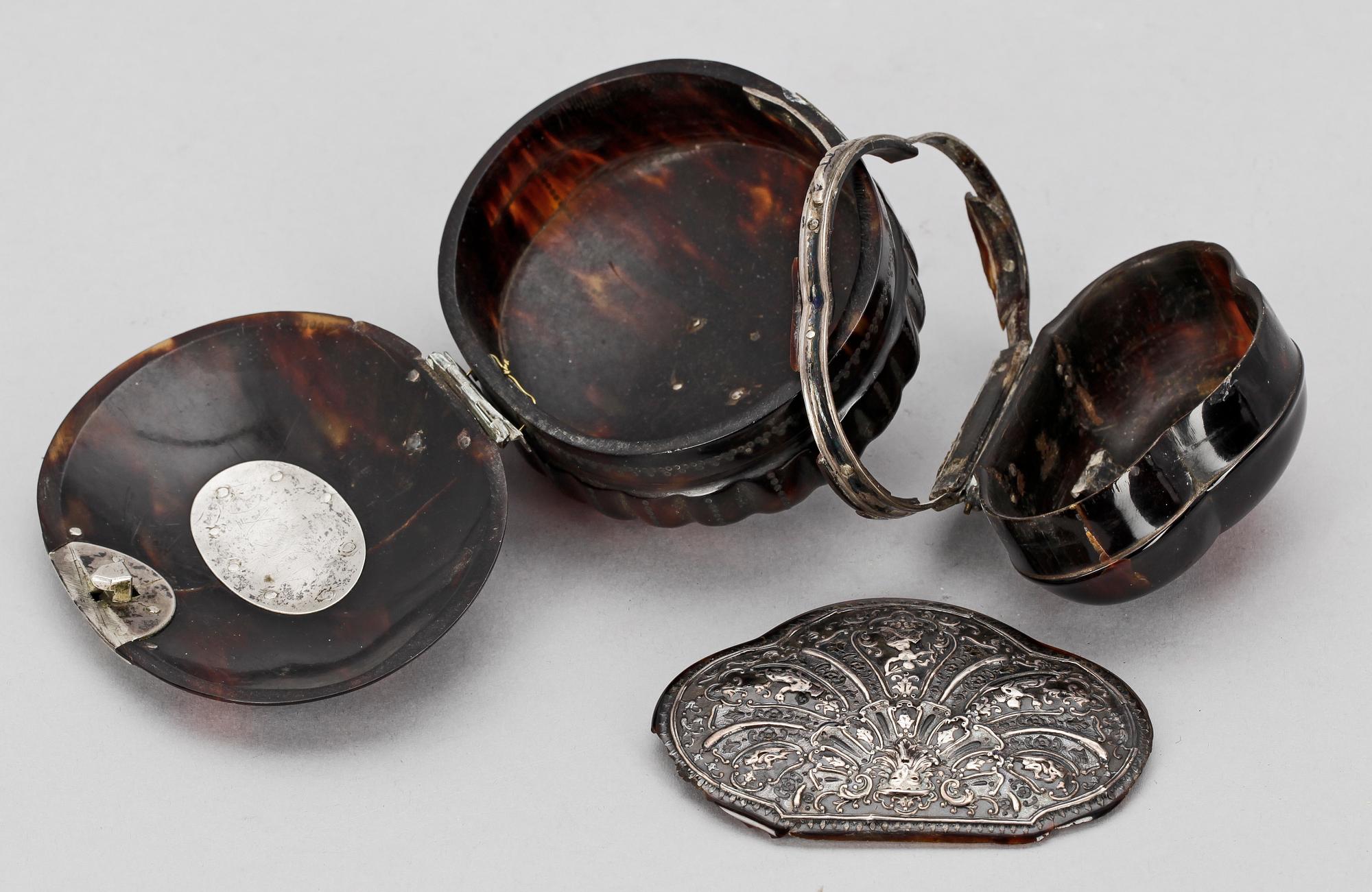 SNUSDOSOR, 2 st, sköldpadd. Senbarock, 1700-talets mitt.
