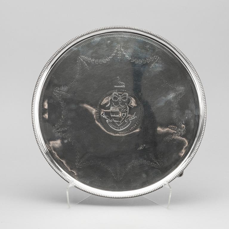 A SILVER SALVER BY JOHN CROUCH & THOMAS HANNAM, London 1782, weight c:a 1200 g.