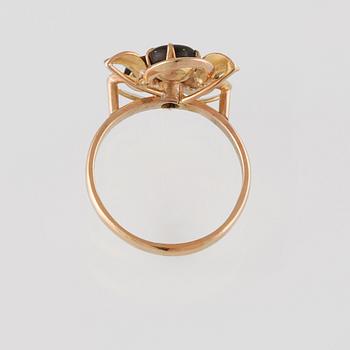 RING, 14K guld med 3 cabochonslipade svarta stjärnsafirer. Vikt 3,7 gram.