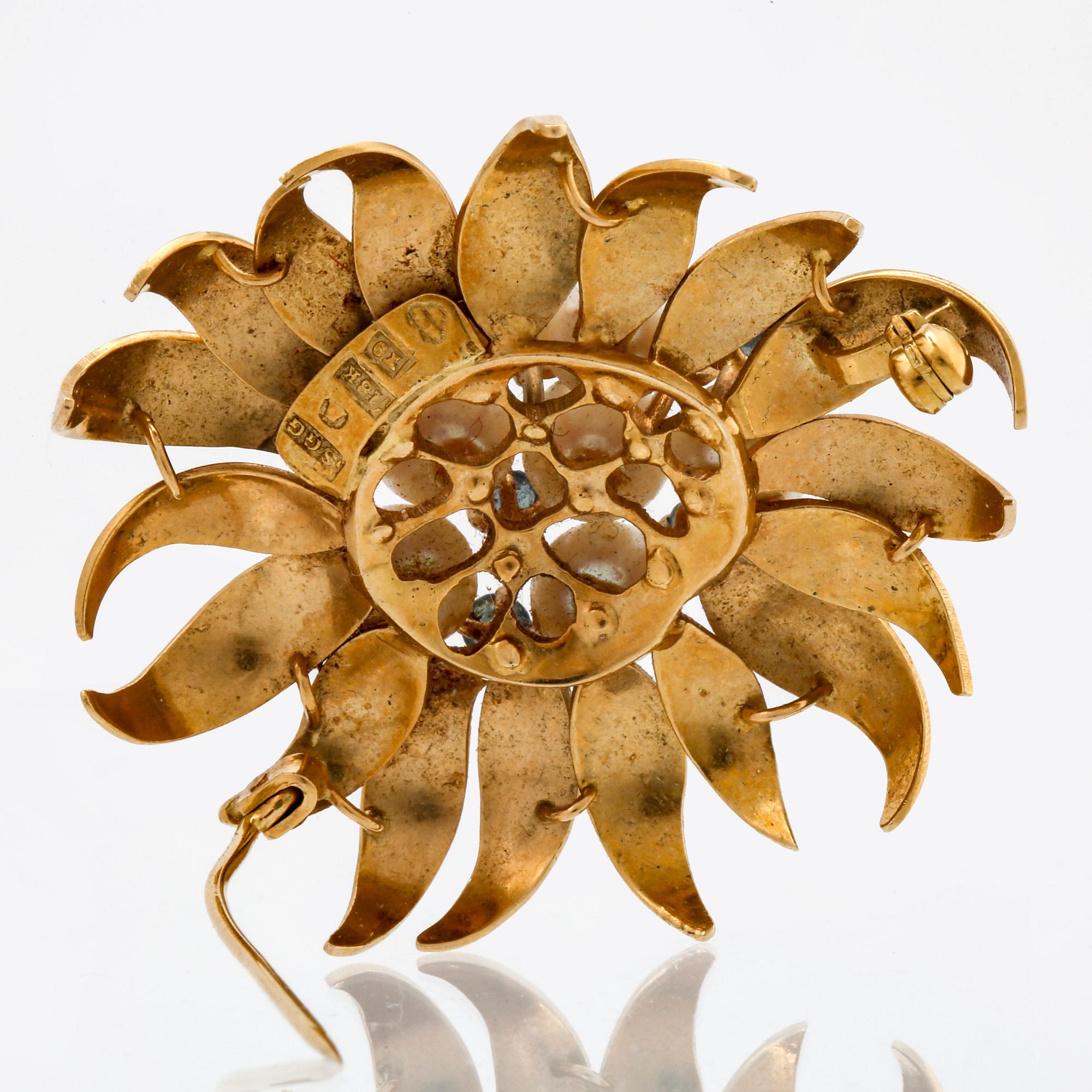 Brosch 18K guld med odlade pärlor ca 7 mm och safirer, bredd ca 4,5 cm, Sengels Guldsmedja Stockholm 1973.