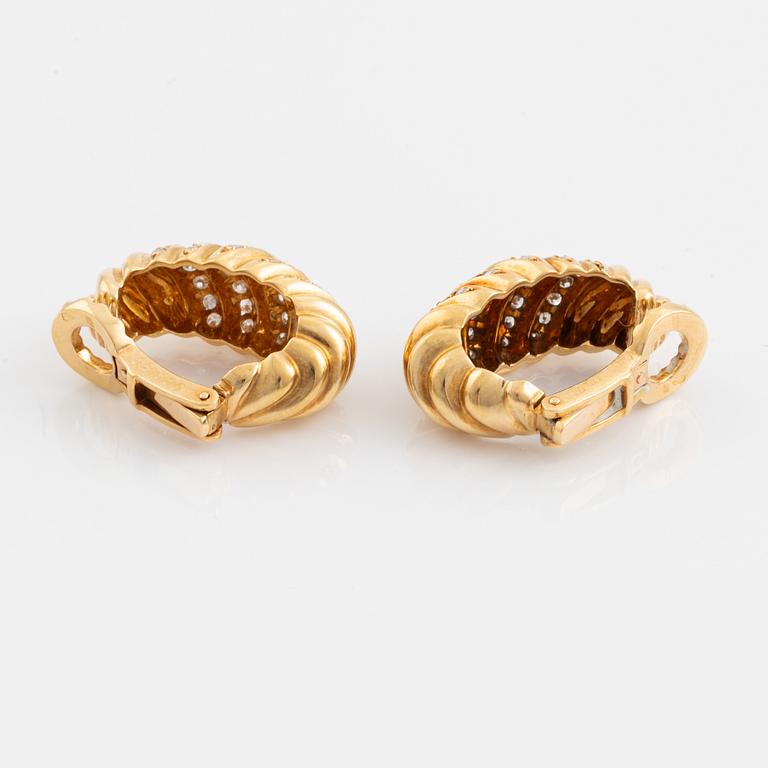 A pair of Cartier earrings in 18K gold set with round brilliant-cut diamonds.