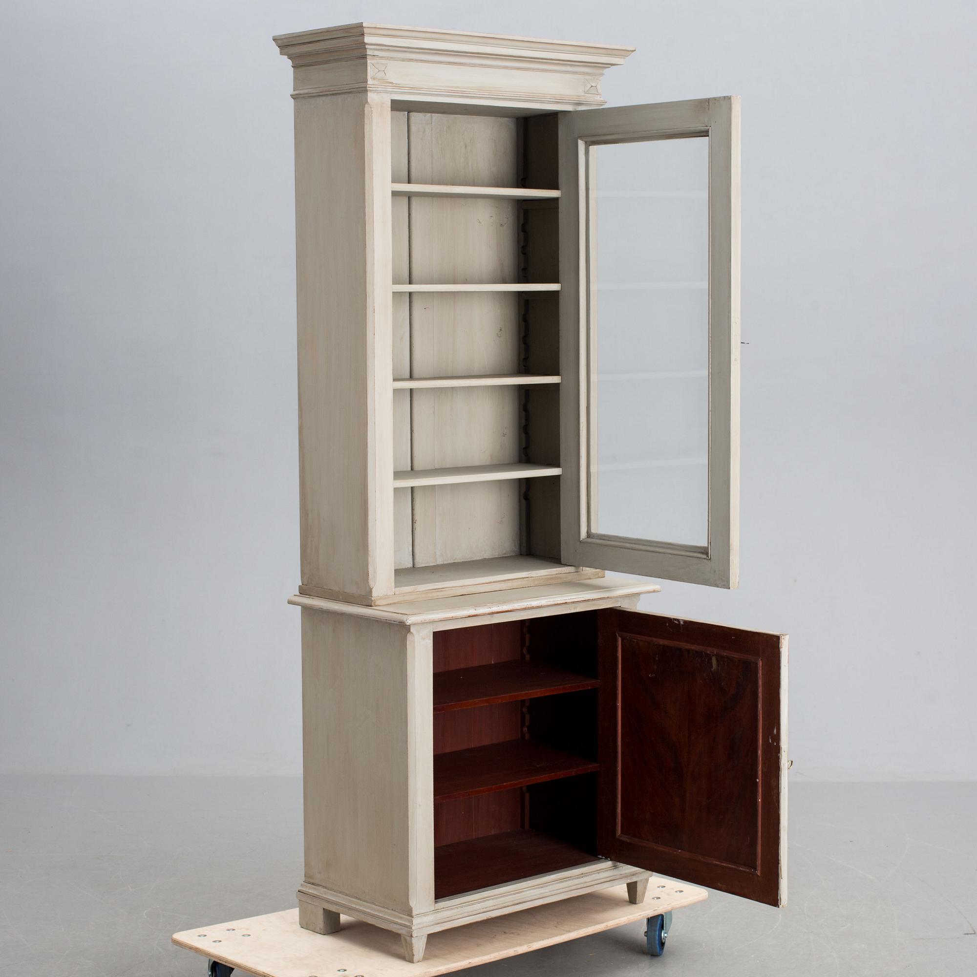 VITRINSKÅP, omkring 1900.