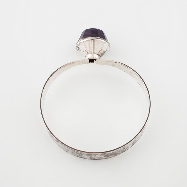 ALTON, Falköping, 1969, a faceted amethyst bangle.