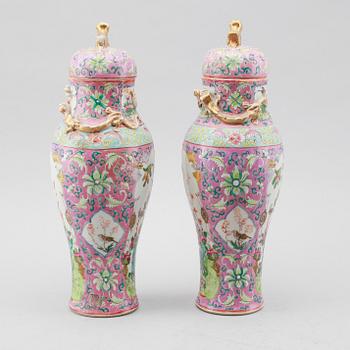 A PAIR OF VASES with lids, porcelain, China, late Qing, 19th century.
