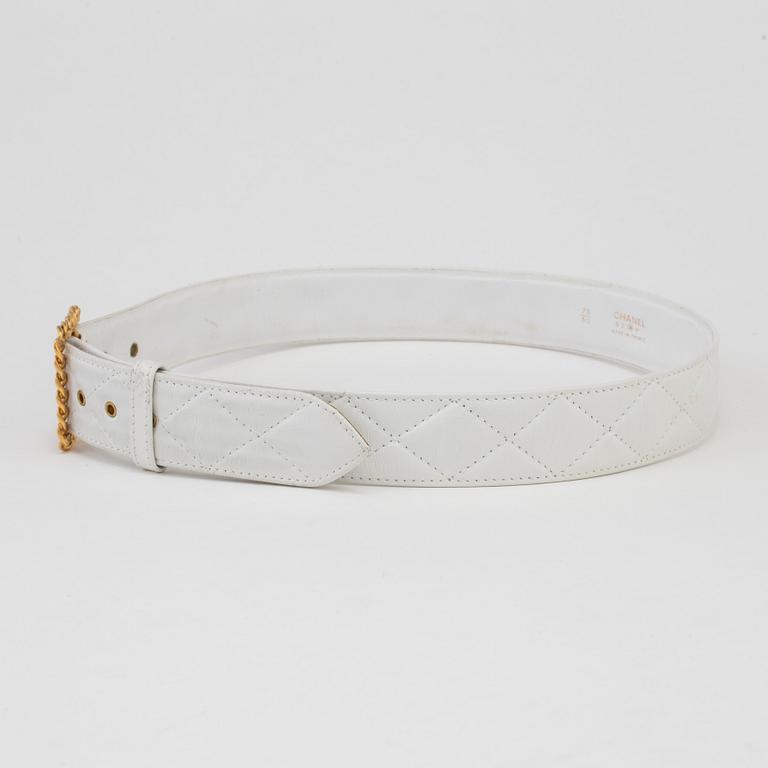 A Chanel white quilted leather belt.