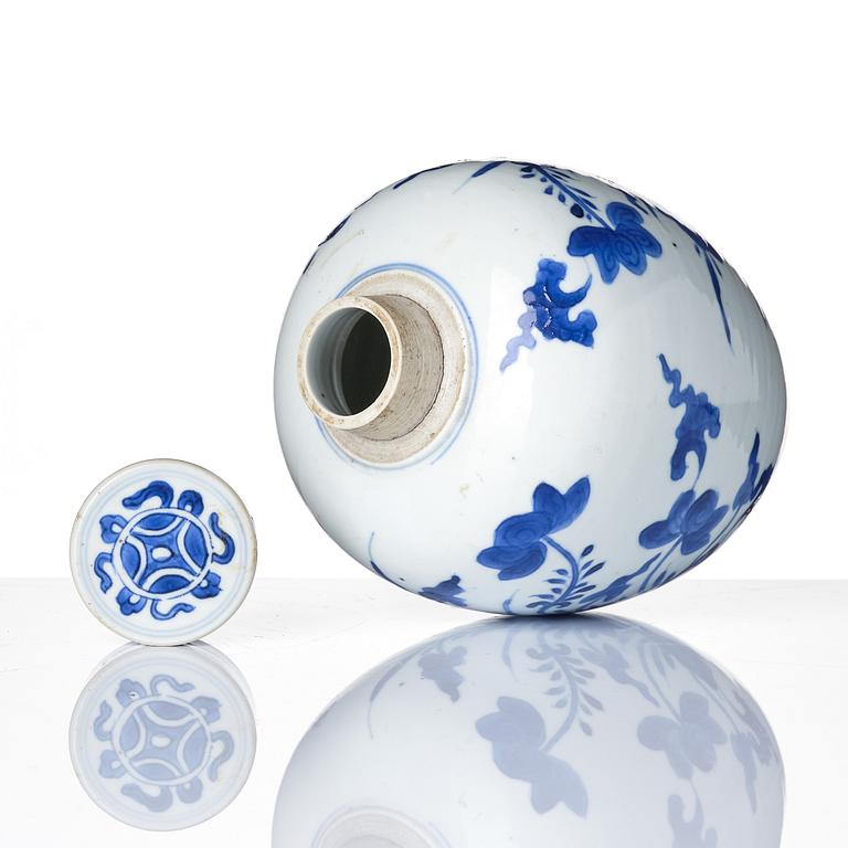 A blue and white tea caddy with cover, Qing dynasty, Kangxi (1662-1722).