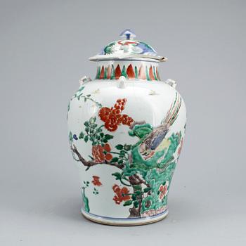 URNA, porslin, Kina, sannolikt Transition (1621 - 1684).