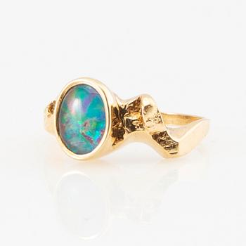 Ring in 18K gold with an opal triplet.