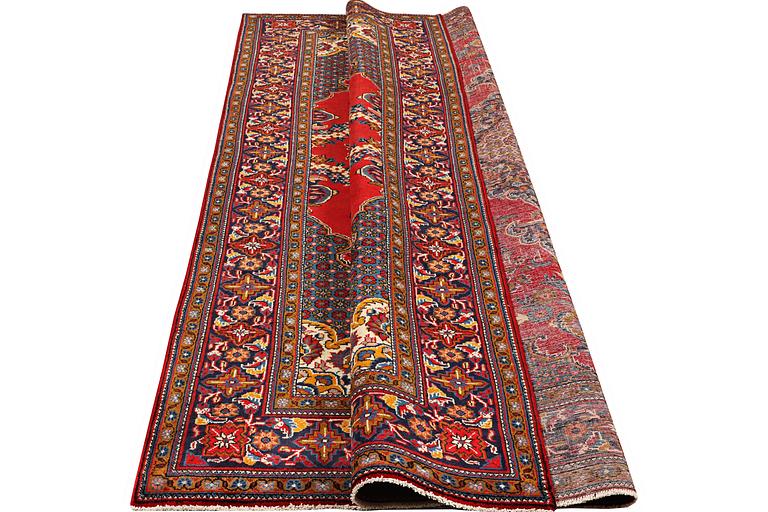 A Persian carpet, ca 326 x 214 cm.