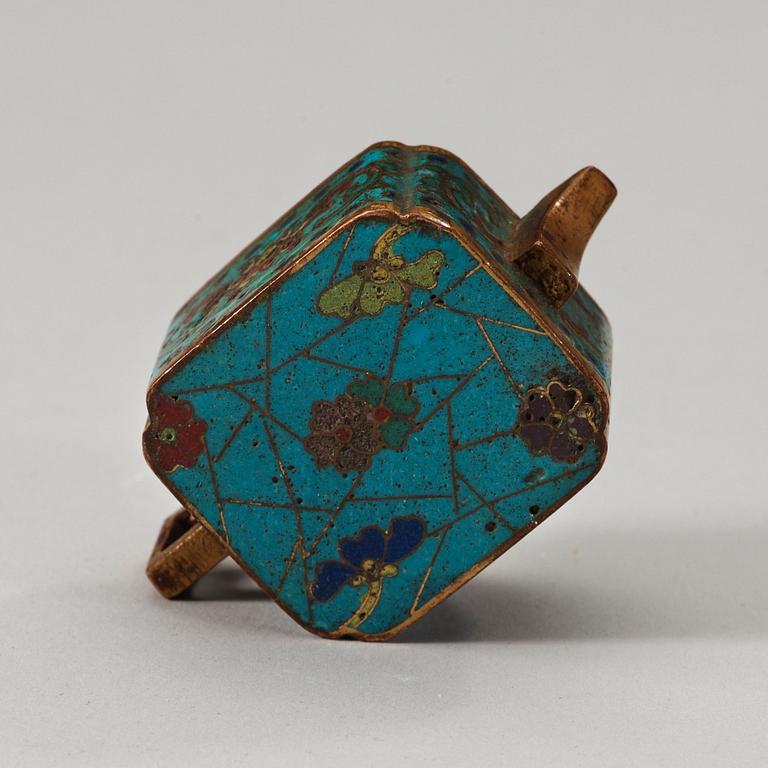 A miniature cloisonné water dropper, Qing dynasty (1644-1912).