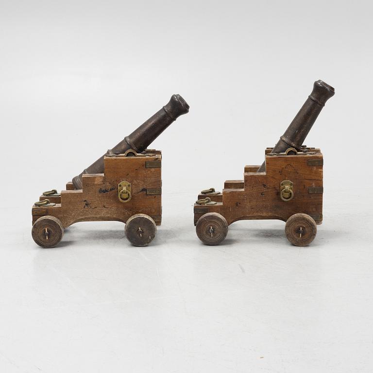 Salutkanoner, ett par, 1800-tal.