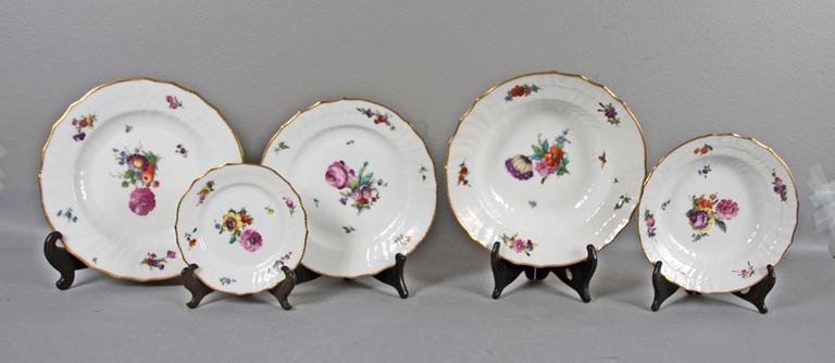 MATSERVIS, 68 delar, porslin, "Sachsisk blomst", Royal Copenhagen.