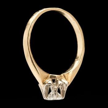 RING, 18k guld- vitguld med briljantslipad diamant ca 0,38ct. Vikt ca 2g.