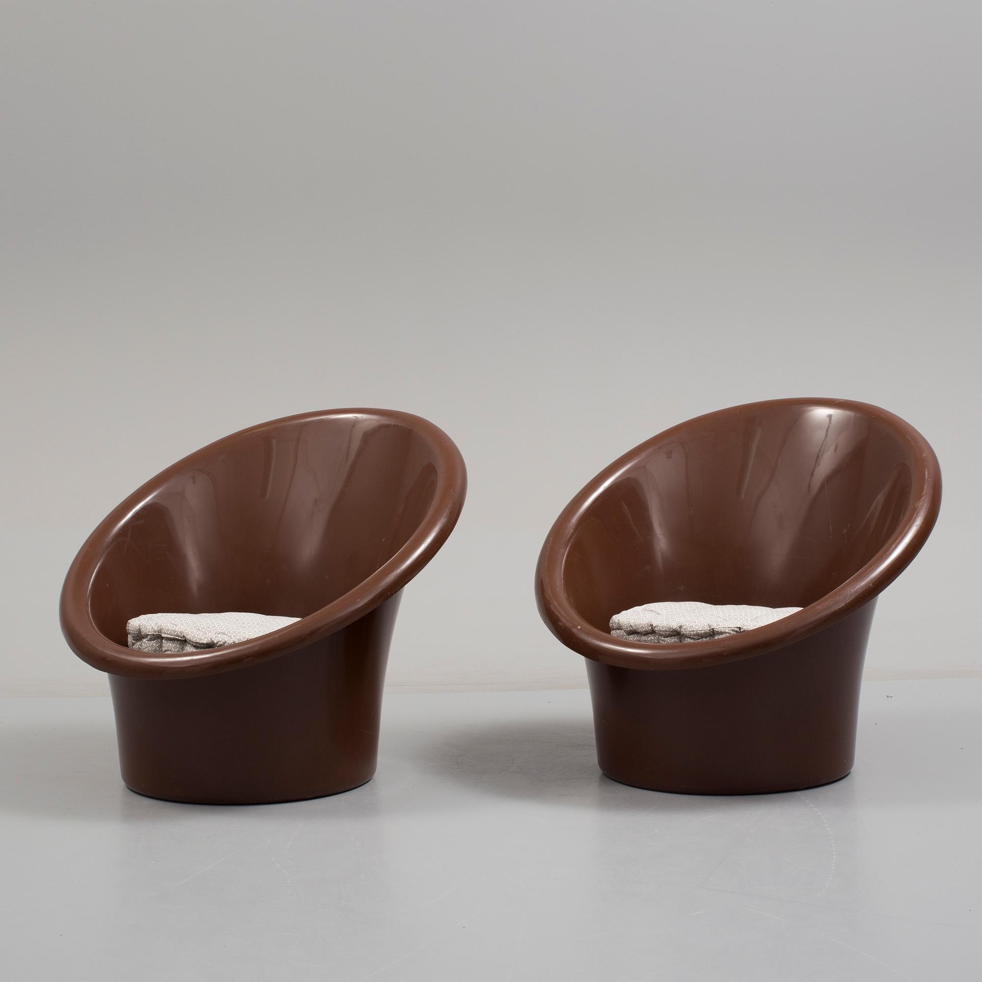 A pair of Skopa easy chairs by Olle Gjerlov Knudsen and Torben Lind for Ikea. Bukowskis