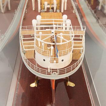 A ship model, M/S La Plata, launched 1943.