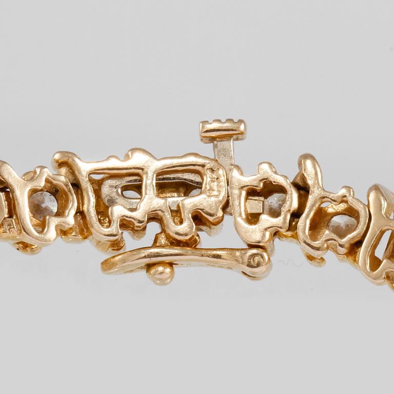 ARMBAND, 14K guld med 38 briljantslipade diamanter, ca 5.70 ct. Vikt 18,6 gram.