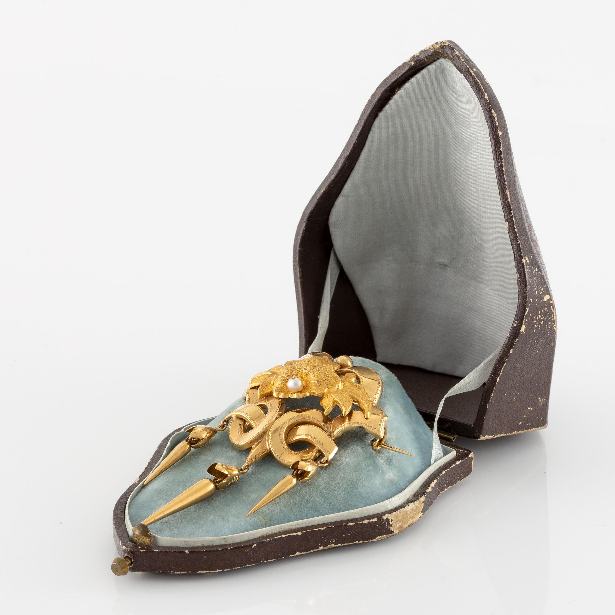 Brooch, 18K gold with pearl. 19th century.