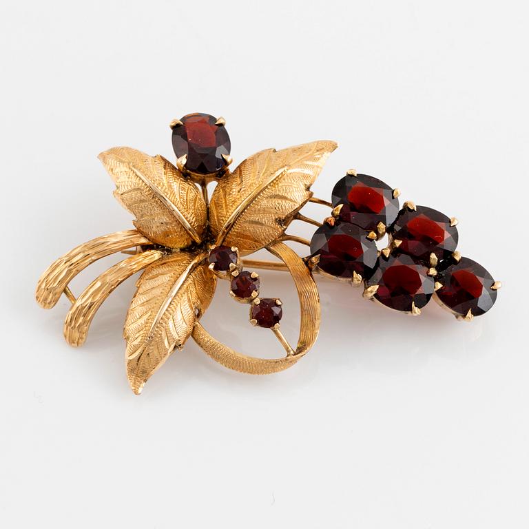 Gold and garnet flower brooch.