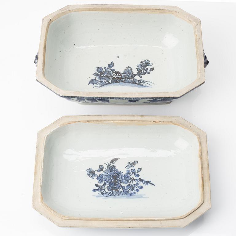 A blue and white tureen with cover, Qingdynasty, Qianlong (1736-95).