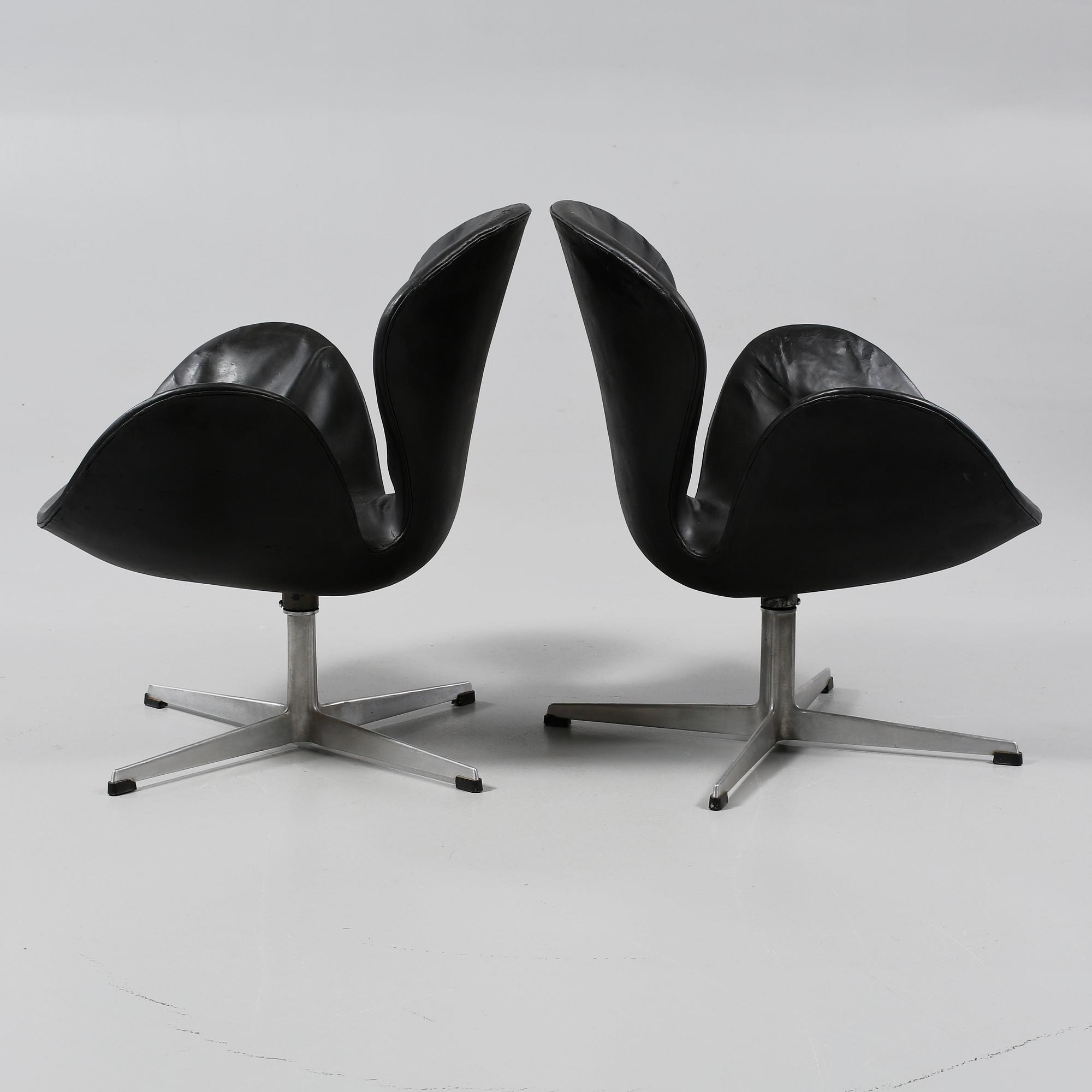 FÅTÖLJER, ett par, "Svanen" av Arne Jacobsen för Fritz Hansen, Danmark, 1900-talets andra hälft.