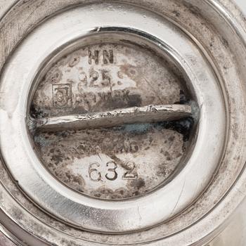 Harald Nielsen, salt- och pepparkar, silver, "Pyramid", dessin 632, Georg Jensen.