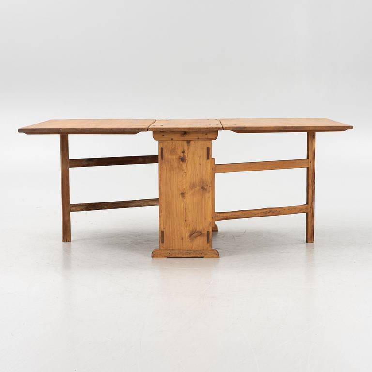 A pine gate-leg table, circa 1800.