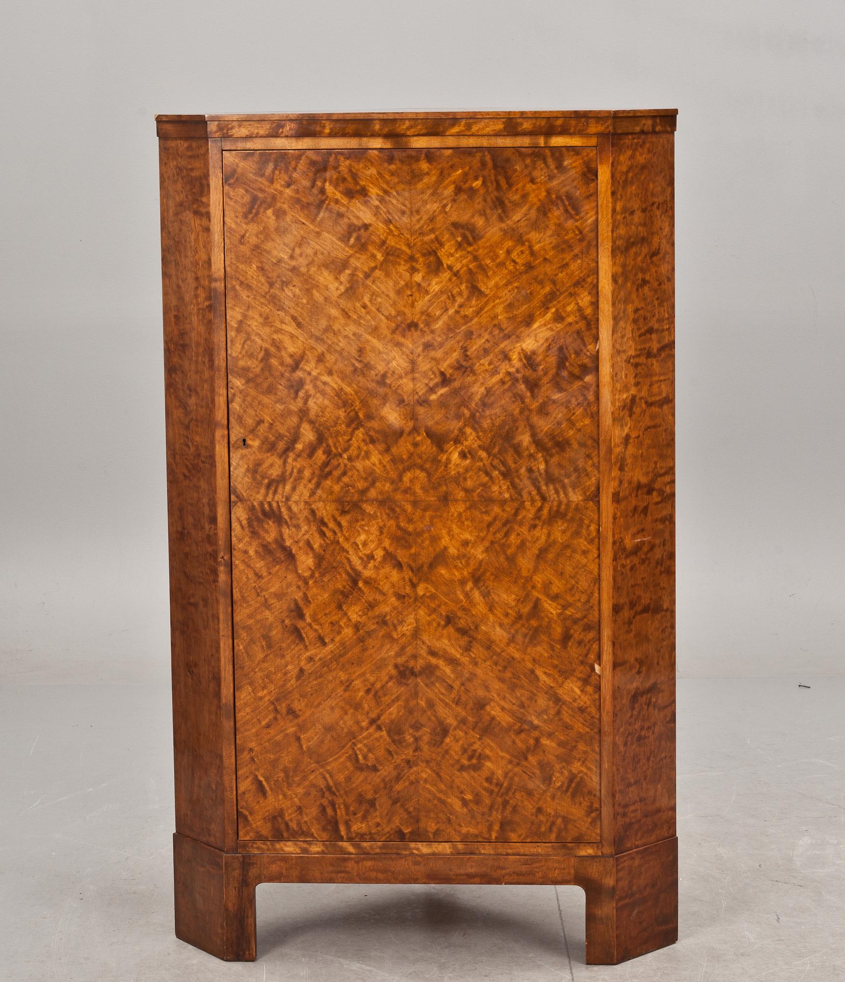 HÖRNSKÅP, 1900-talets början.