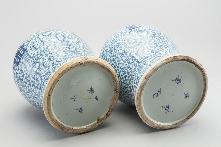 A pair of Chinese blue and white lid urns, turn of the cenntury 1900.