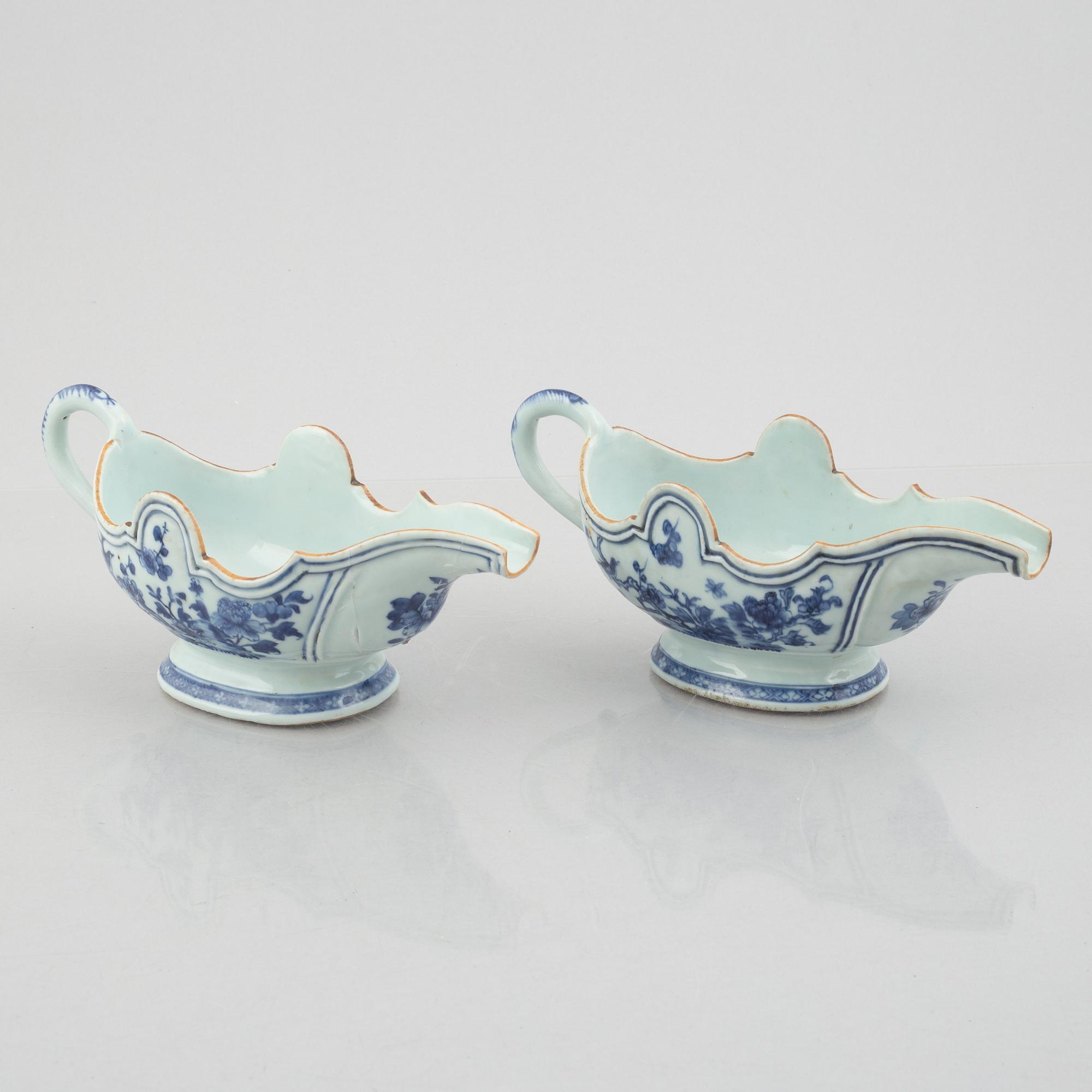 A pair of blue and white Chinese porcelain sauce boats and a pair of plates, Qing dynasty, Qianlong (1736-95).