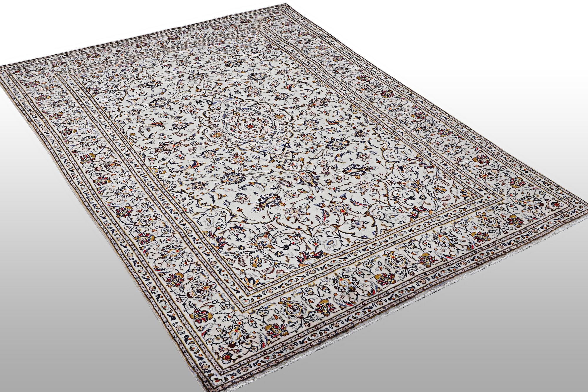 A carpet, Kashan, ca 295 x 194 cm.