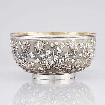 A Chinese Export silver bowl, marked Wang Hing, circa 1900. Weight 790 gram.