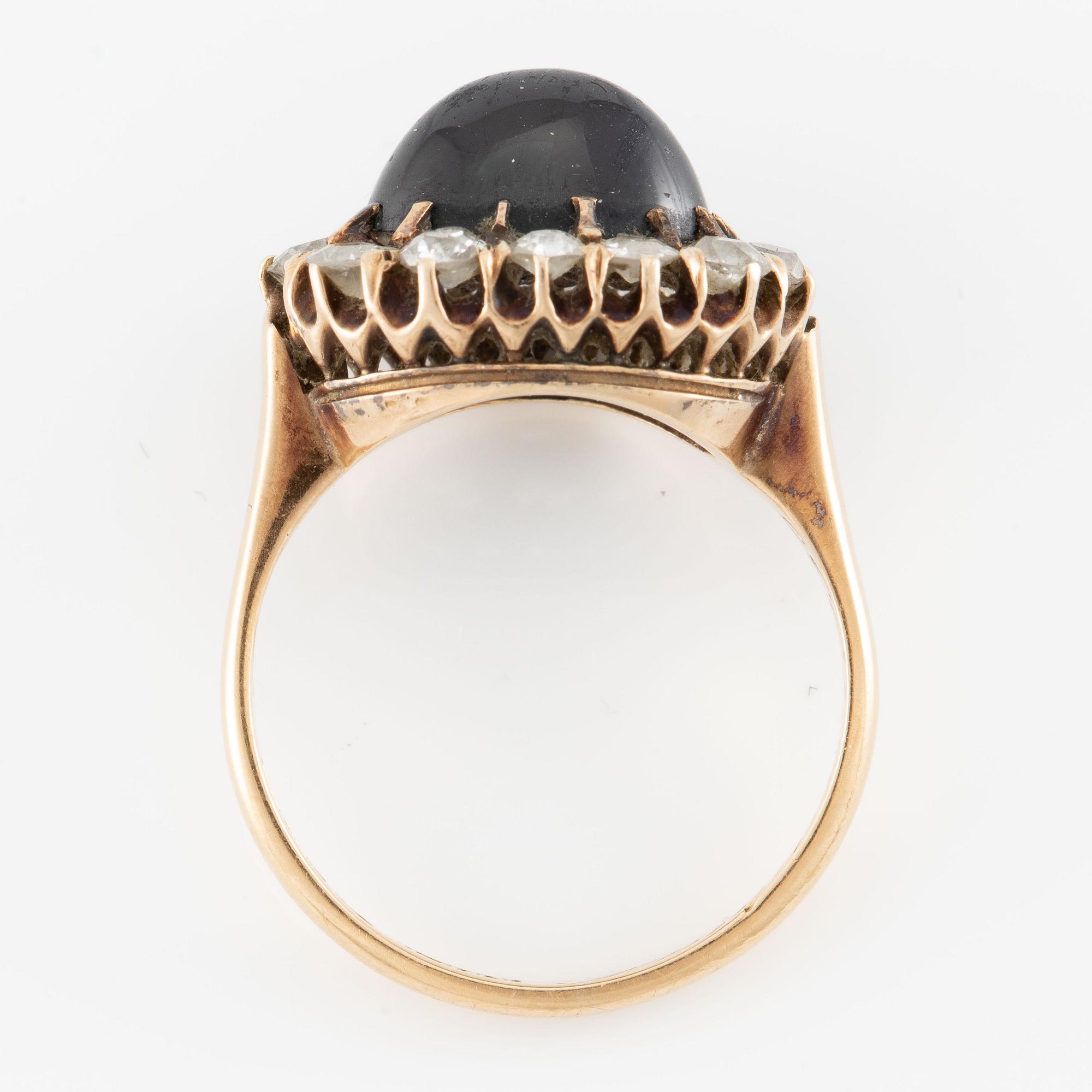 Ring 18K guld med cabochonslipad safir och gammalslipade diamanter.