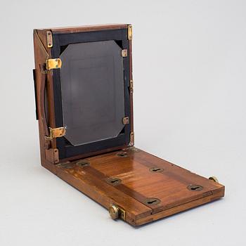 An early 20th century field camera.