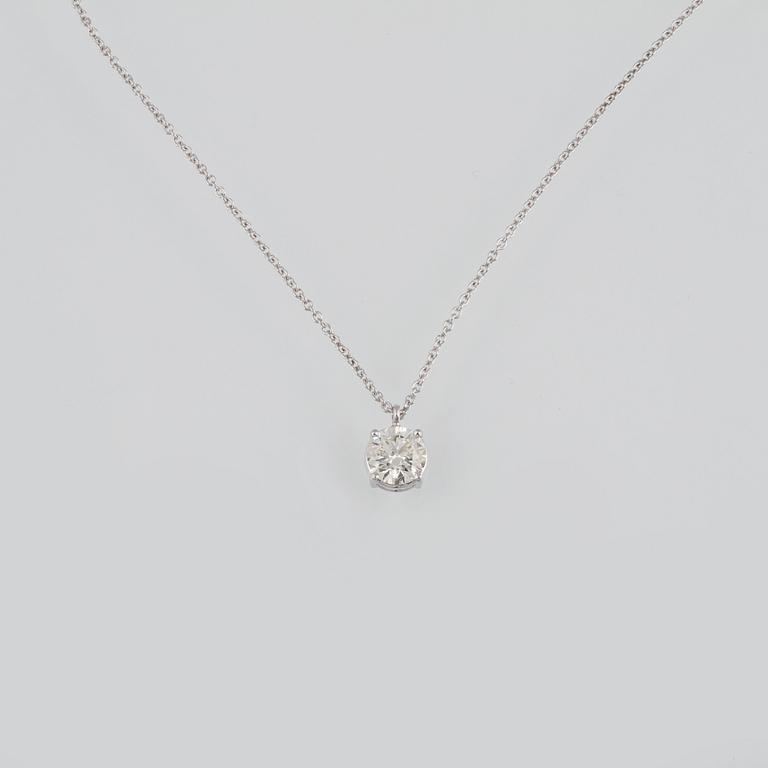 HÄNGE MED KEDJA, 18K vitguld med briljantslipad diamant 1.30 ct. Vikt 2,7 gram.
