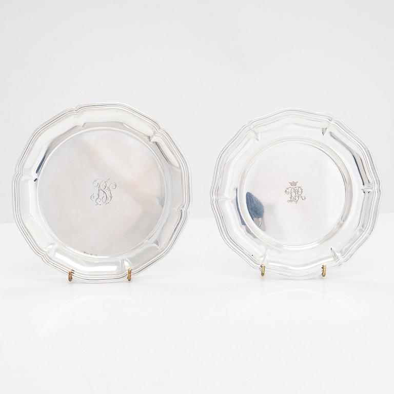 Uppläggningsfat, 4 st, och skålar, 2 st, silver, svenska, danska och finska stämplar 1918-1948, samt försilvrad coaster.