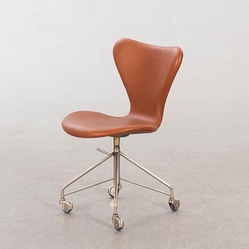 ARNE JACOBSEN, skrivbordsstol "Sjuan" för Fritz Hansen Danmark.