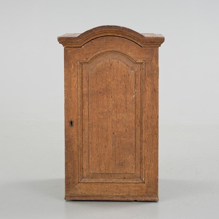 KRYDDSKÅP, 1800-tal.