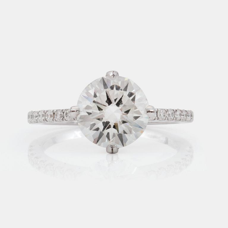RING med briljantslipad diamant 2.34 ct, sidostenar 0.40 ct enligt gravyr.