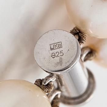 Helminauha, sterlinghopeaa, makeanvedenhelmiä ja timantteja.