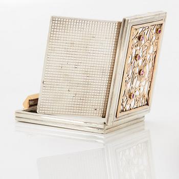 Boucheron puderdosa silver med fasettslipade rubiner.