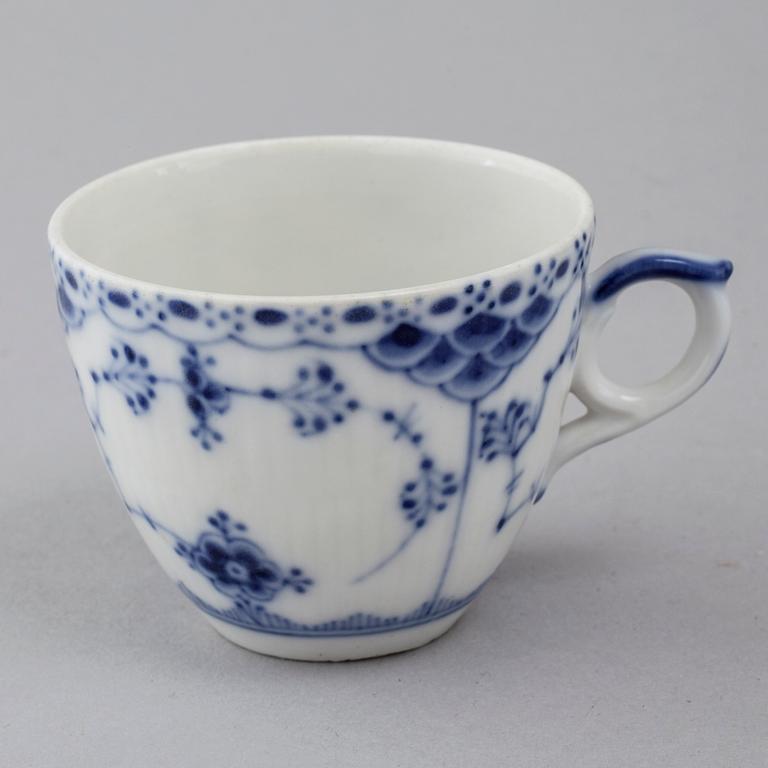 25 pieces of porcelain tableware from Royal Copenhagen, model "Musselmalet", 20th century.
