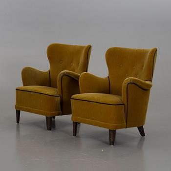 A PAIR OF EASY CHAIRS. MID 20TH CENTURY.