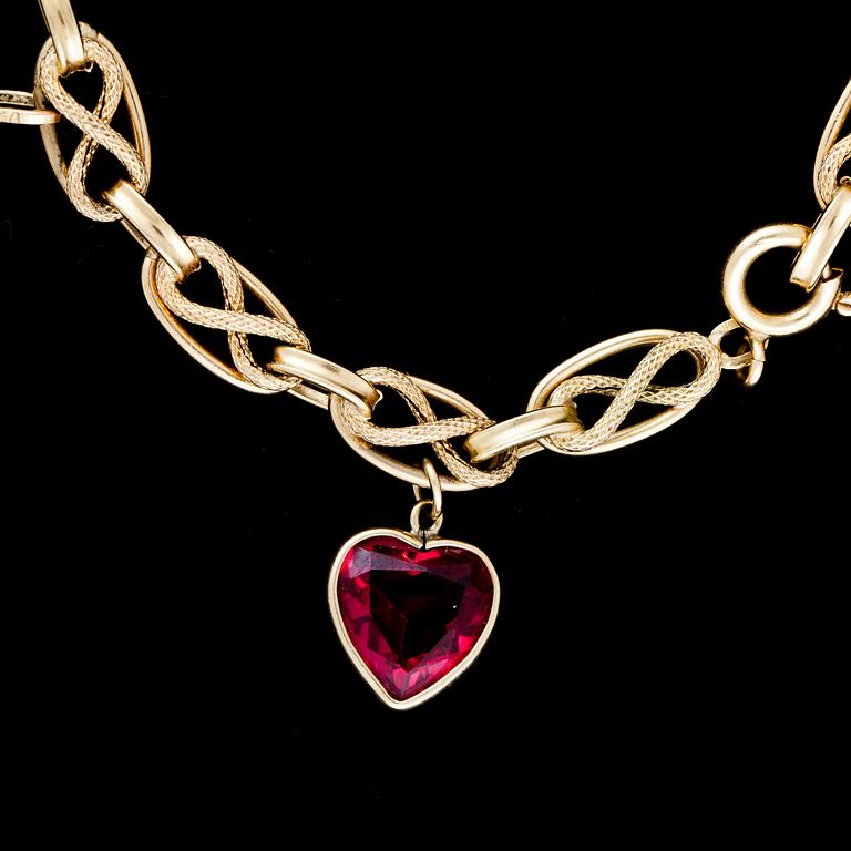 ARMBAND, 18k guld med berlocker. Vikt ca 21 g.