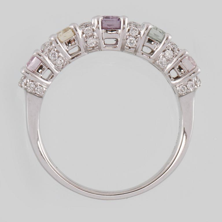 RING, 18K vitguld med briljantslipade diamanter 0.32 ct samt olikfärgade safirer 2.57 ct. Vikt 5.8 gram.