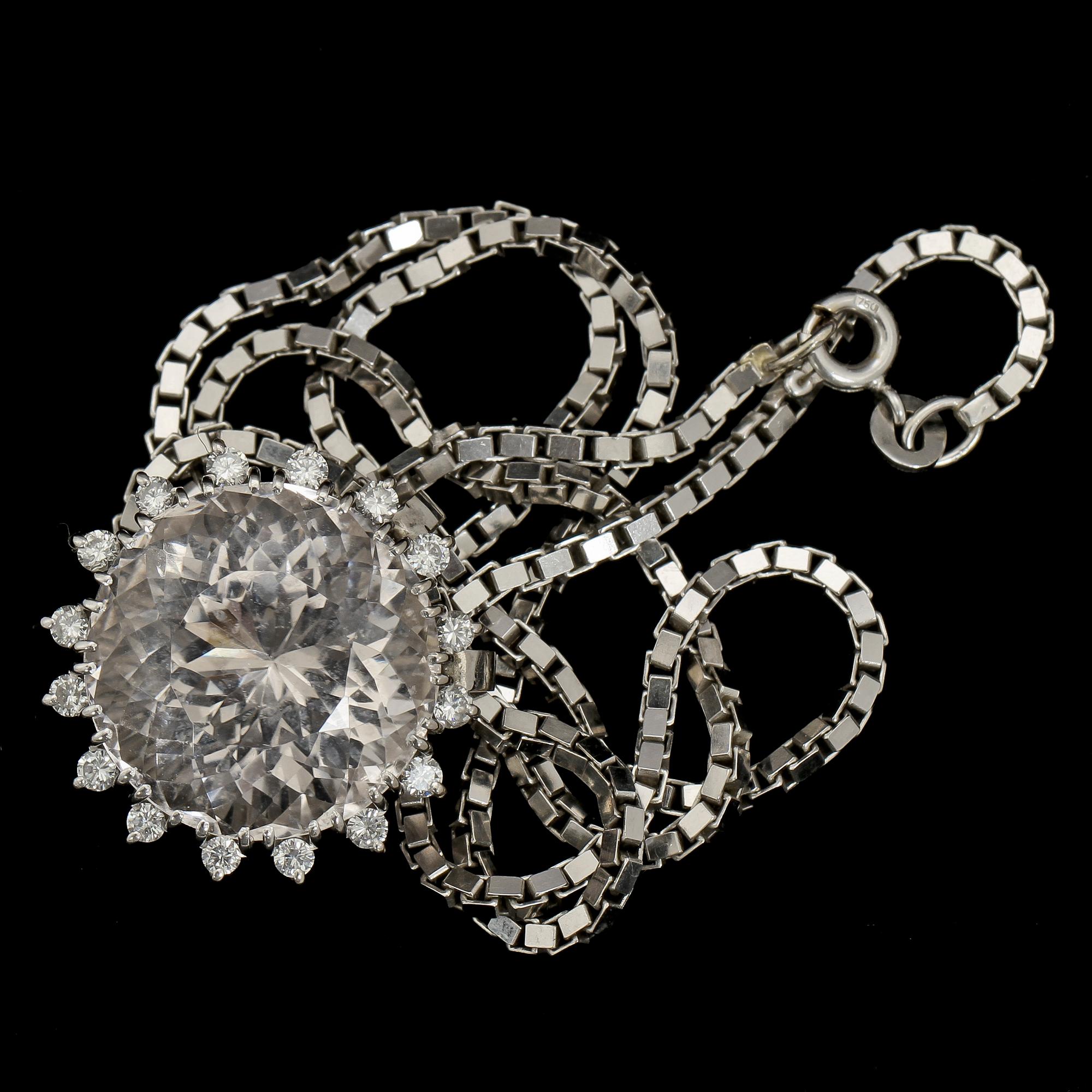 HÄNGE samt KEDJA, 18k vitguld med fasettslipad bergskristall samt 16 briljantslipade diamanter, A&M, Göteborg. Vikt 23g.