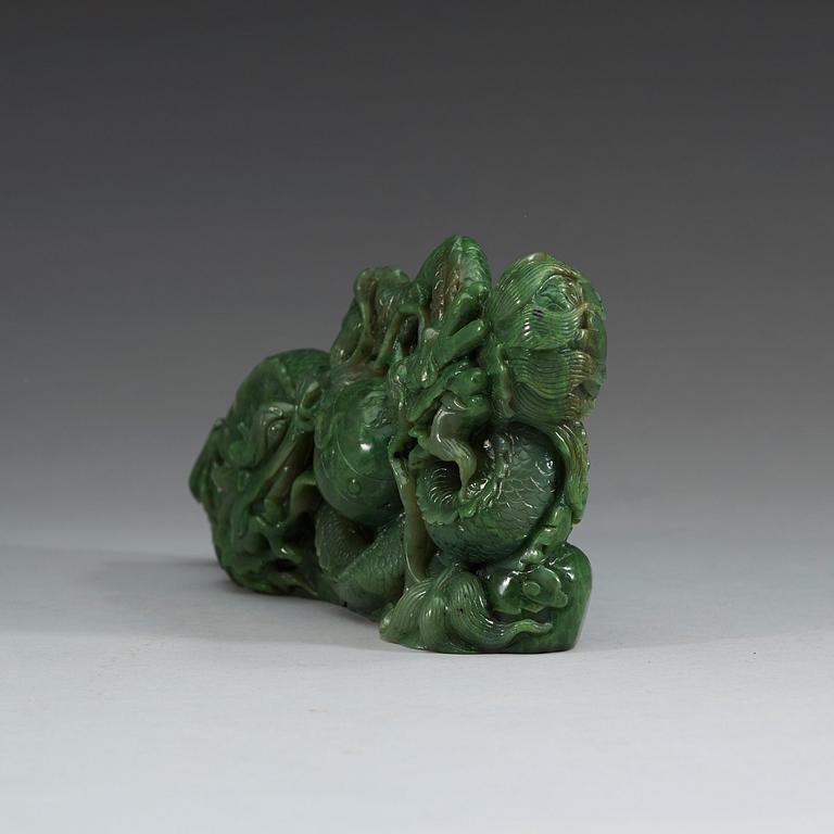 A nefrite sculpture with dragons chasing the pearl.