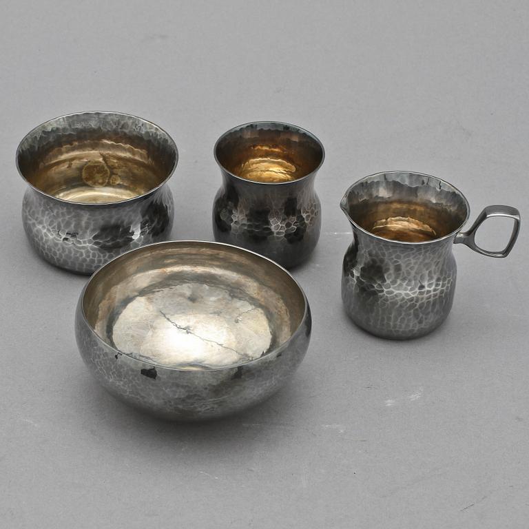 PARTI SILVER, 4 delar, Eric Löfman, MGAB, Uppsala, 1974 resp 1979 och Inga Lagervall, Stockholm, 1977. Vikt 320 g.