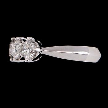 RING, 18K vitguld, briljantslipade diamanter tot ca 1.54 ct. Vikt ca 5 g.