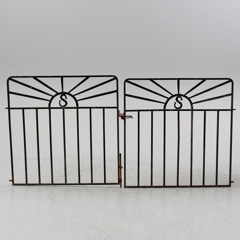 GRINDAR, ett par, smidesjärn, tidigt 1900-tal.